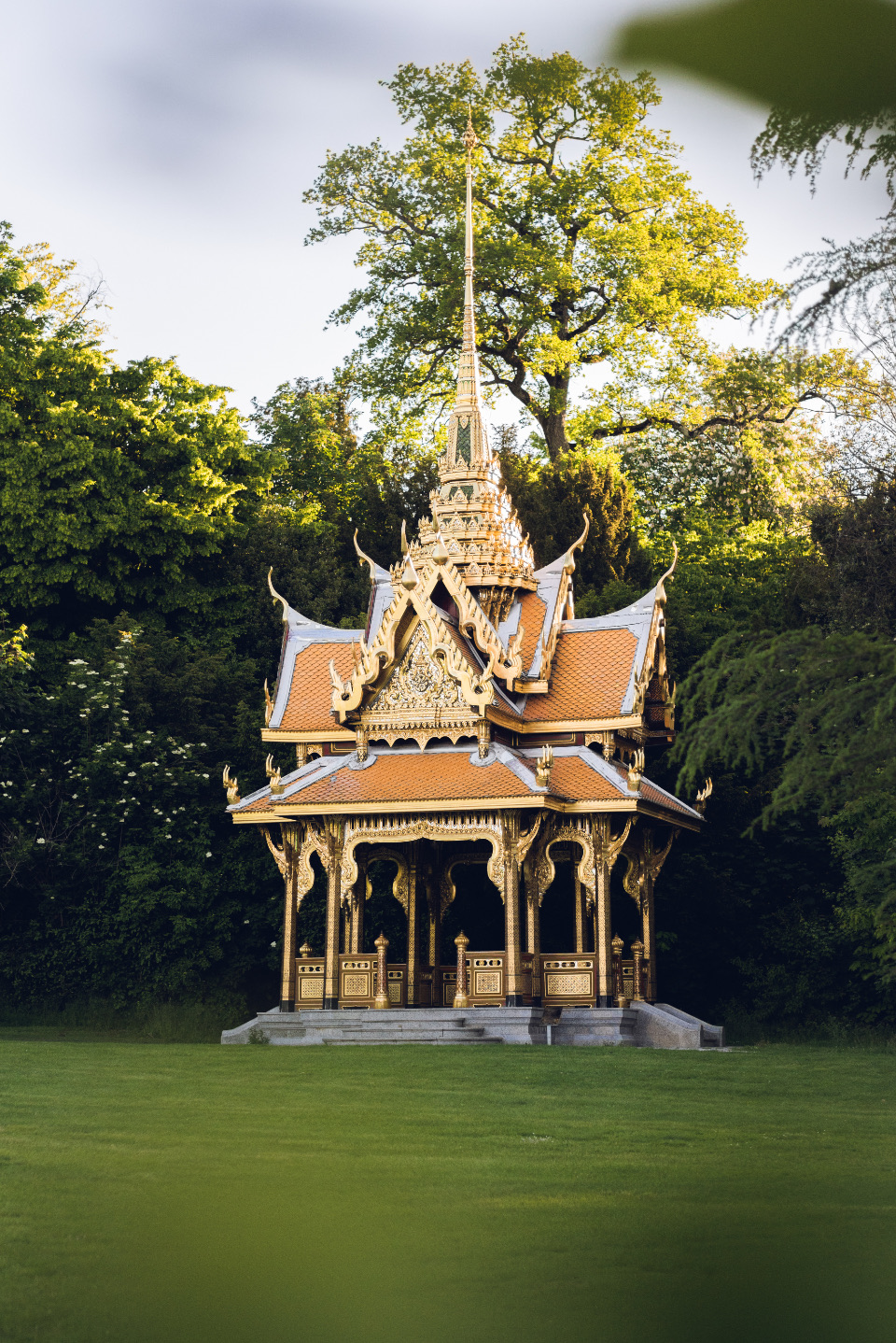 ศาลาไทยท่ามกลางสวนเขียว